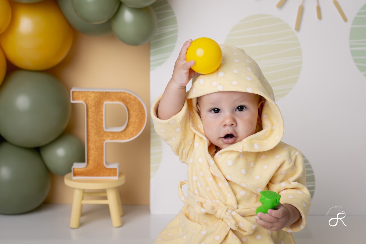 Ensaio smash de 1 ano com bexigas coloridas amarelo e verde, tema 365 dias, 365 voltas ao sol para comemorar seu primeiro aniversário, Zona sul, são paulo, interlagos, jardim umuarama, vila mascote, santo amaro, marajoara, ensaio bolo, ensaio com fruta