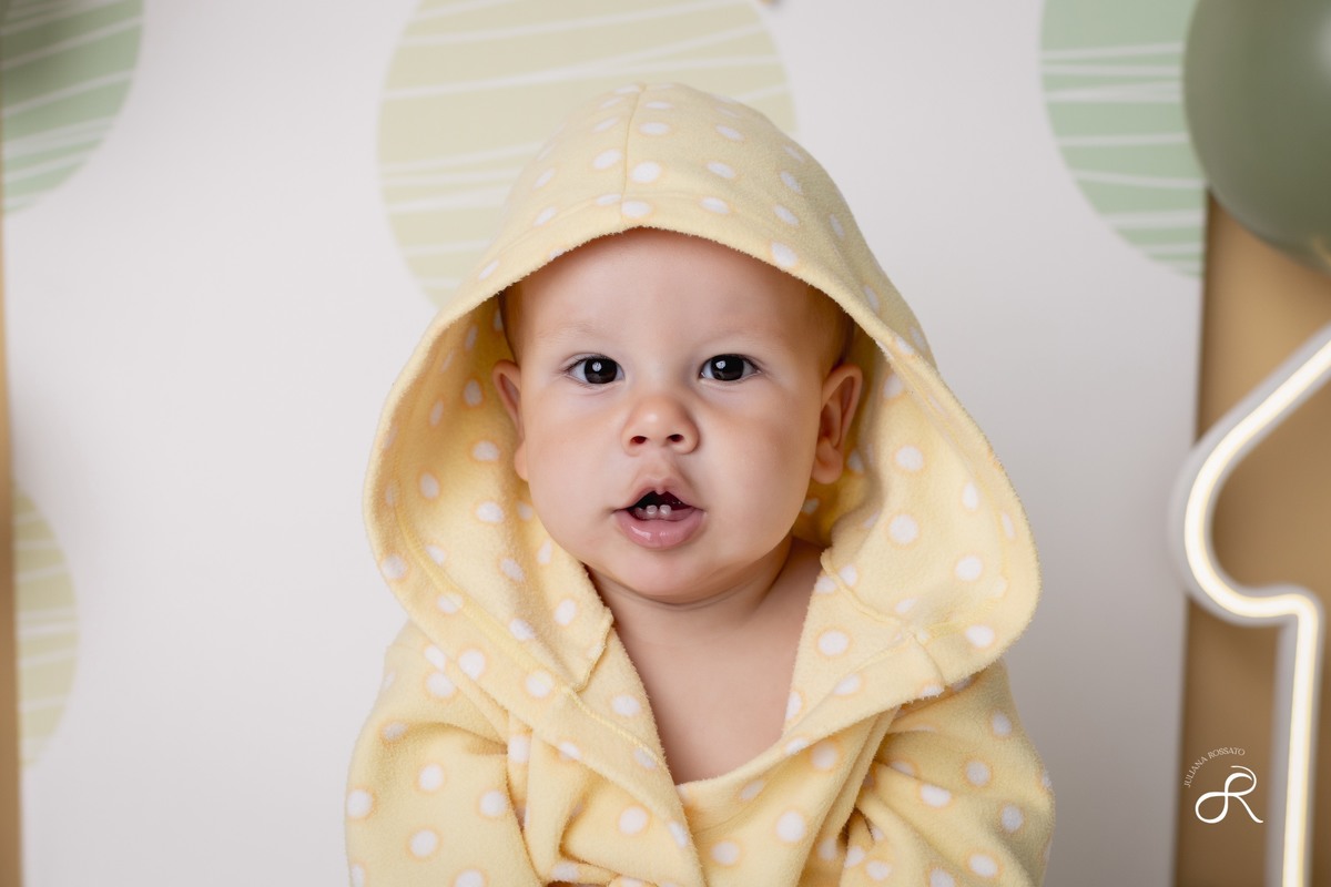 Ensaio smash de 1 ano com bexigas coloridas amarelo e verde, tema 365 dias, 365 voltas ao sol para comemorar seu primeiro aniversário, Zona sul, são paulo, interlagos, jardim umuarama, vila mascote, santo amaro, marajoara, ensaio bolo, ensaio com fruta