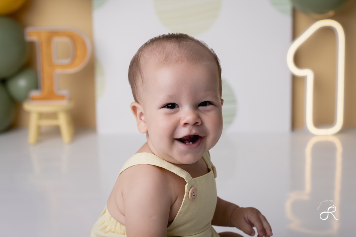 Ensaio smash de 1 ano com bexigas coloridas amarelo e verde, tema 365 dias, 365 voltas ao sol para comemorar seu primeiro aniversário, Zona sul, são paulo, interlagos, jardim umuarama, vila mascote, santo amaro, marajoara, ensaio bolo, ensaio com fruta