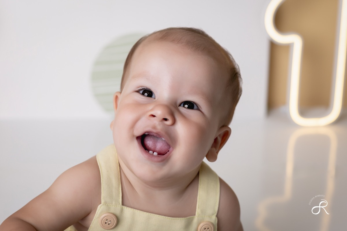 Ensaio smash de 1 ano com bexigas coloridas amarelo e verde, tema 365 dias, 365 voltas ao sol para comemorar seu primeiro aniversário, Zona sul, são paulo, interlagos, jardim umuarama, vila mascote, santo amaro, marajoara, ensaio bolo, ensaio com fruta