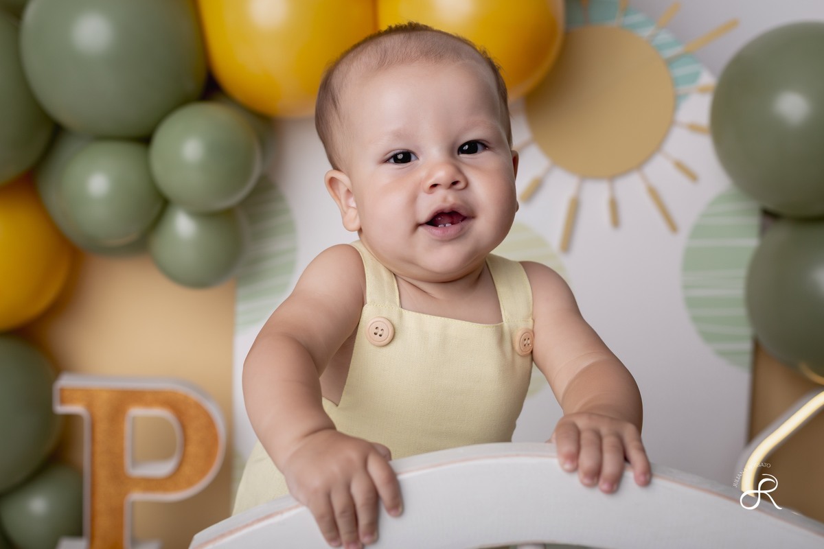Ensaio smash de 1 ano com bexigas coloridas amarelo e verde, tema 365 dias, 365 voltas ao sol para comemorar seu primeiro aniversário, Zona sul, são paulo, interlagos, jardim umuarama, vila mascote, santo amaro, marajoara, ensaio bolo, ensaio com fruta