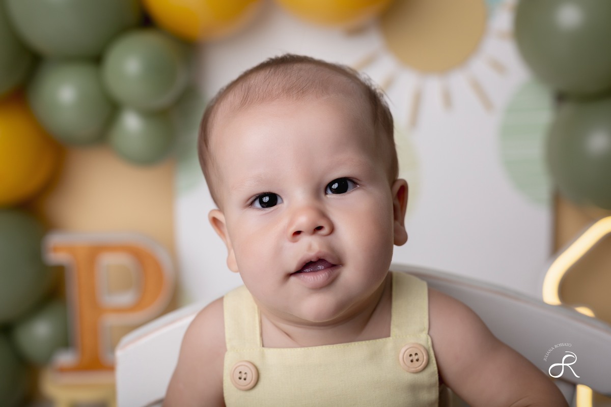 Ensaio smash de 1 ano com bexigas coloridas amarelo e verde, tema 365 dias, 365 voltas ao sol para comemorar seu primeiro aniversário, Zona sul, são paulo, interlagos, jardim umuarama, vila mascote, santo amaro, marajoara, ensaio bolo, ensaio com fruta