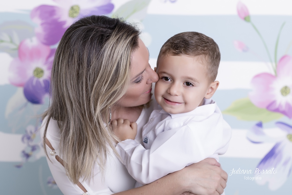 Mini ensaio Dia das Mães 2019 com corações dourados e fundo florido, Juliana Rossato Fotografia, são paulo, interlagos, zona sul, santo amaro, estúdio fotográfico, ensaio família, SP, mini ensaio, dia das mães, flores, amor ao cubo, ensaio na caixa