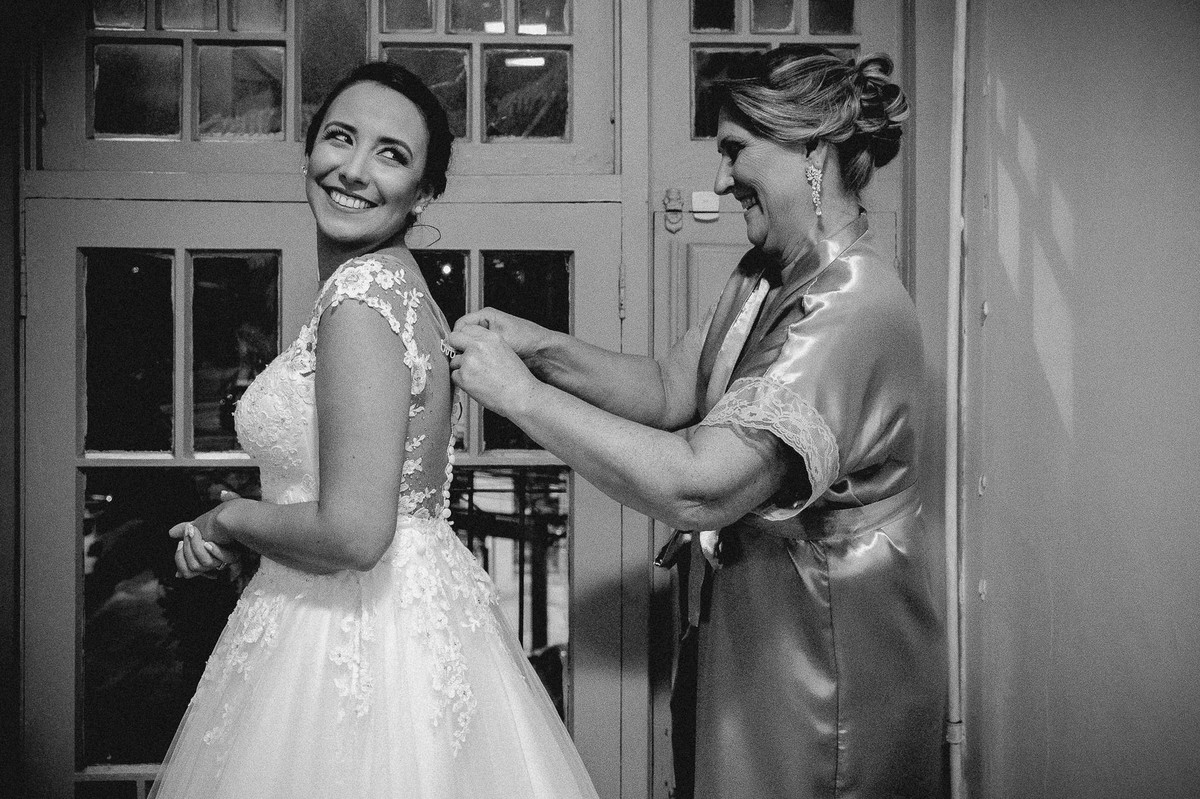 Vestido de noiva, Casamento da Dolores e do Cleber, pelo fotógrafo de casamentos Vinícius Vogel, fotógrafo em Porto Alegre, Região Metropolitana e Serra Gaúcha.