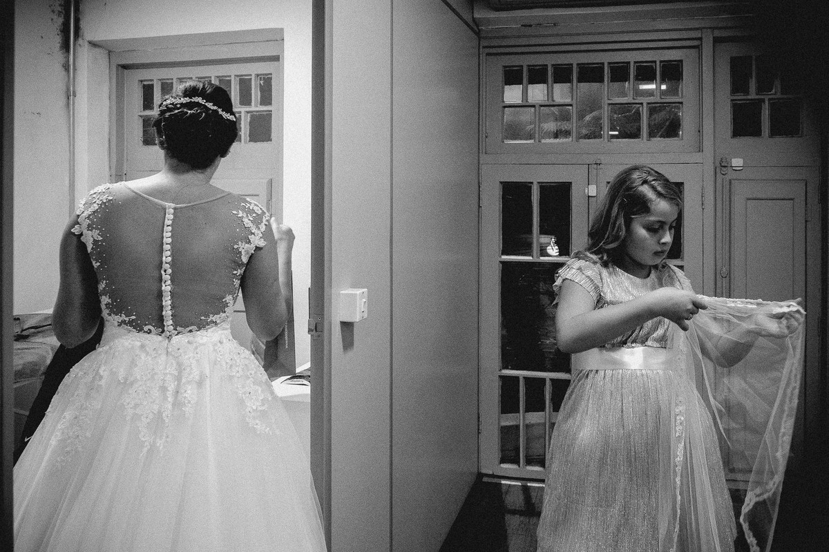 vestido de novia, Casamento da Dolores e do Cleber, pelo fotógrafo de casamentos Vinícius Vogel, fotógrafo em Porto Alegre, Região Metropolitana e Serra Gaúcha.