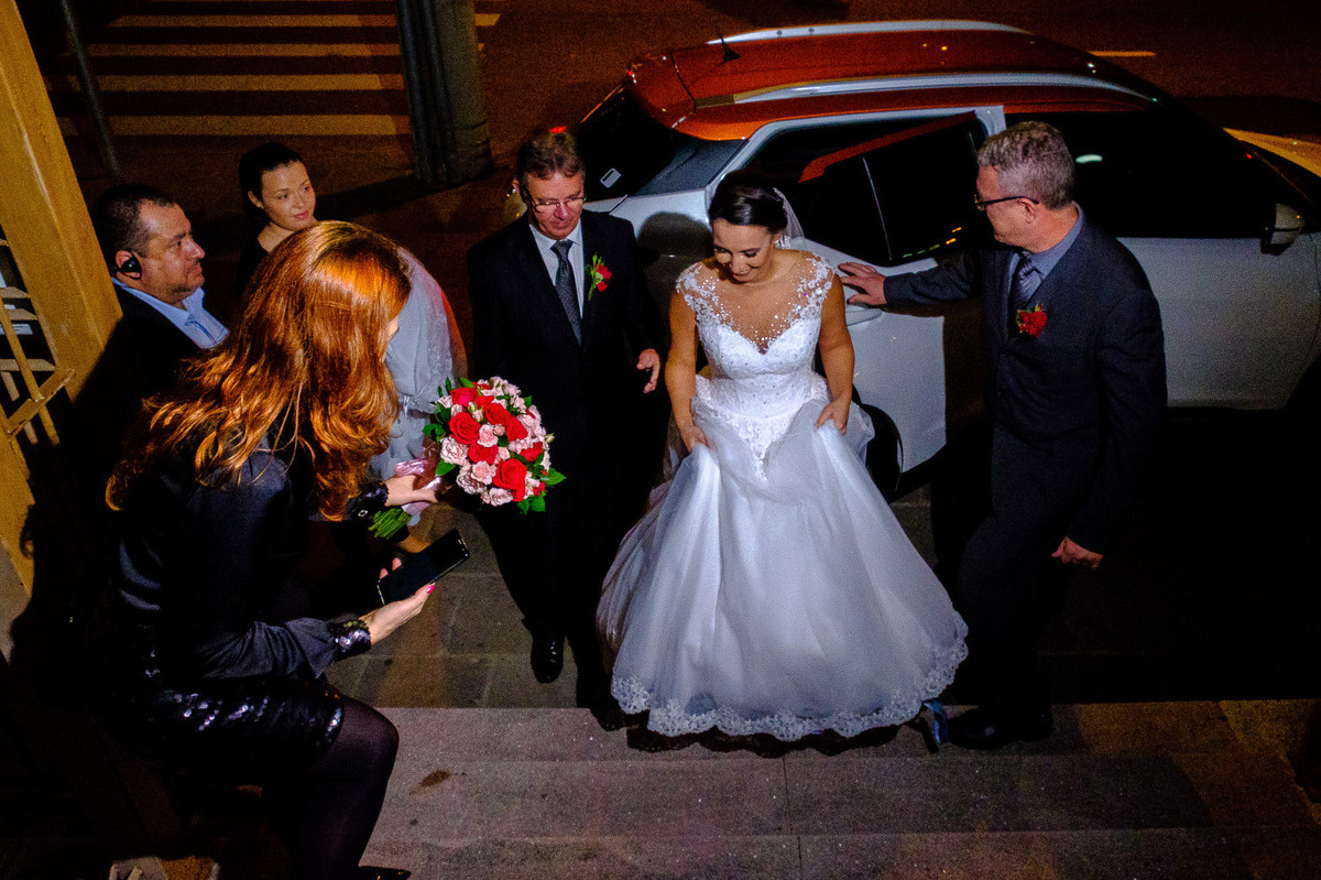 Noiva entrando no casamento, Casamento da Dolores e do Cleber, pelo fotógrafo de casamentos Vinícius Vogel, fotógrafo em Porto Alegre, Região Metropolitana e Serra Gaúcha.