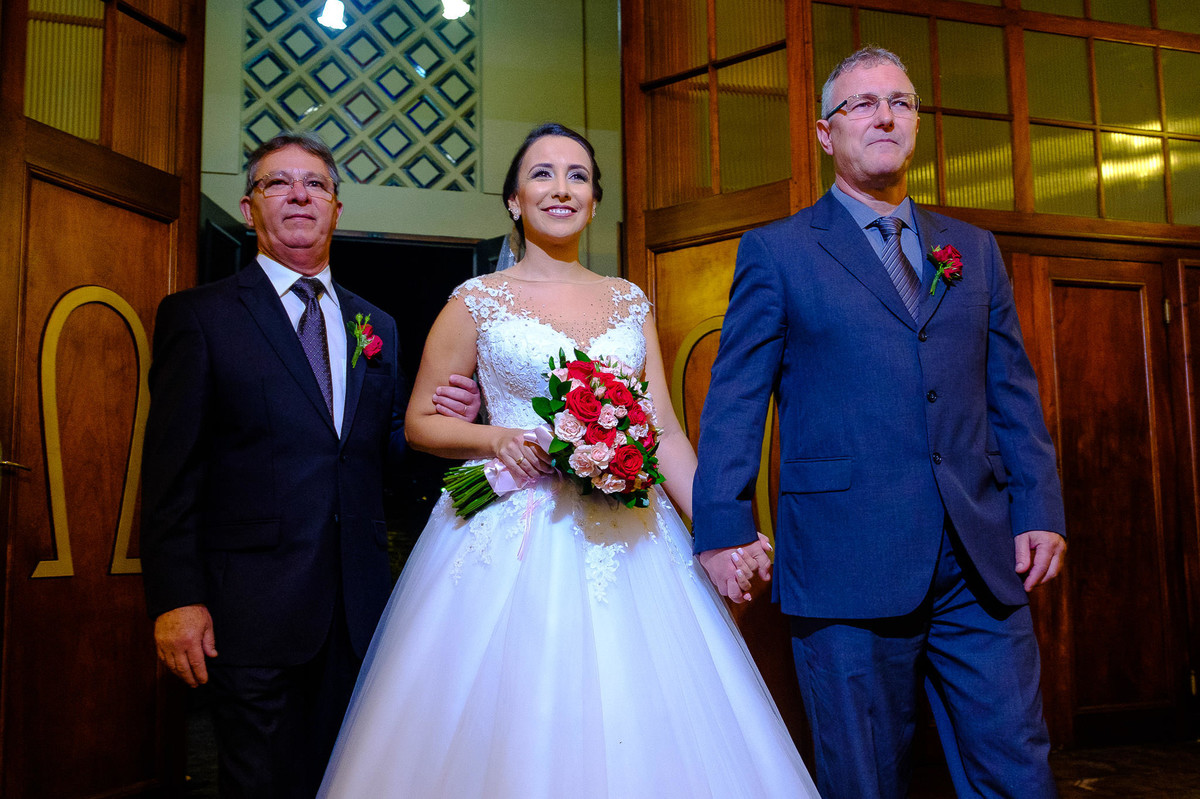 Noiva entrando na Igreja, Casamento da Dolores e do Cleber, pelo fotógrafo de casamentos Vinícius Vogel, fotógrafo em Porto Alegre, Região Metropolitana e Serra Gaúcha.