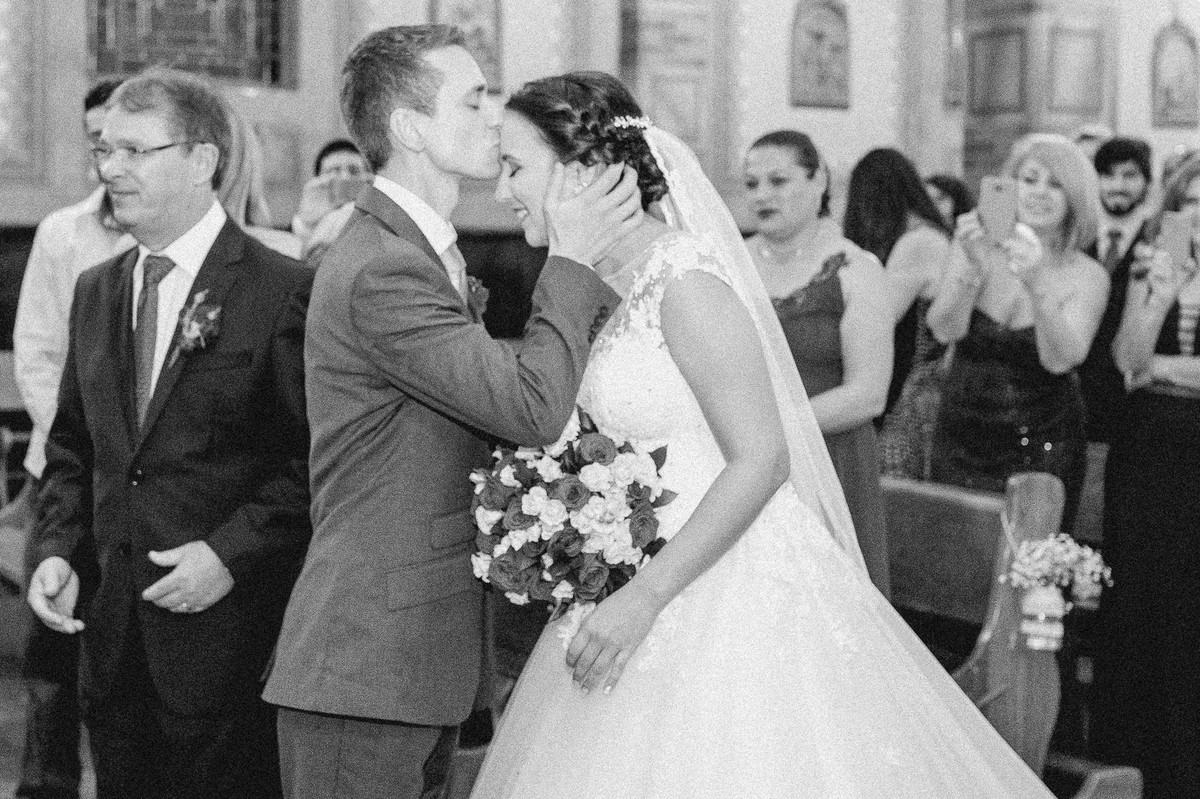 beijo do noivo na noite, Casamento da Dolores e do Cleber, pelo fotógrafo de casamentos Vinícius Vogel, fotógrafo em Porto Alegre, Região Metropolitana e Serra Gaúcha.