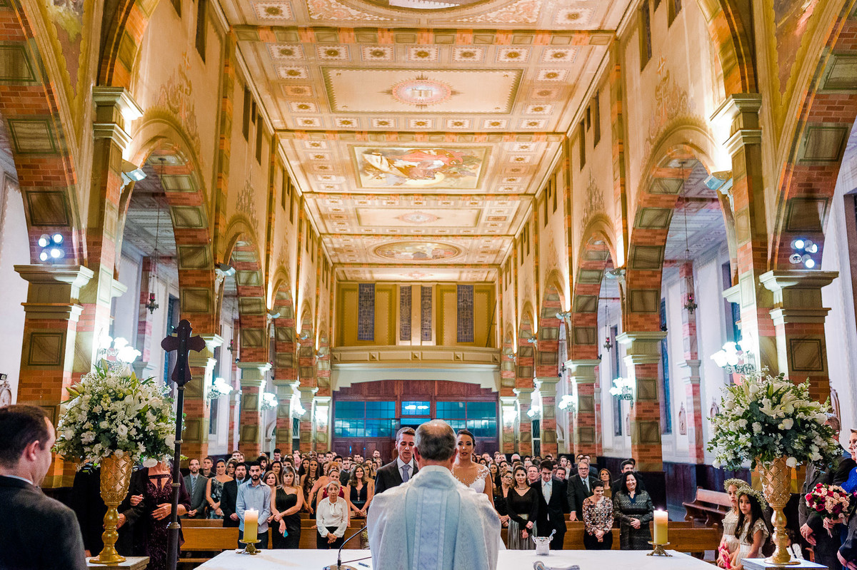 bênção do padre na Igreja, Casamento da Dolores e do Cleber, pelo fotógrafo de casamentos Vinícius Vogel, fotógrafo em Porto Alegre, Região Metropolitana e Serra Gaúcha.