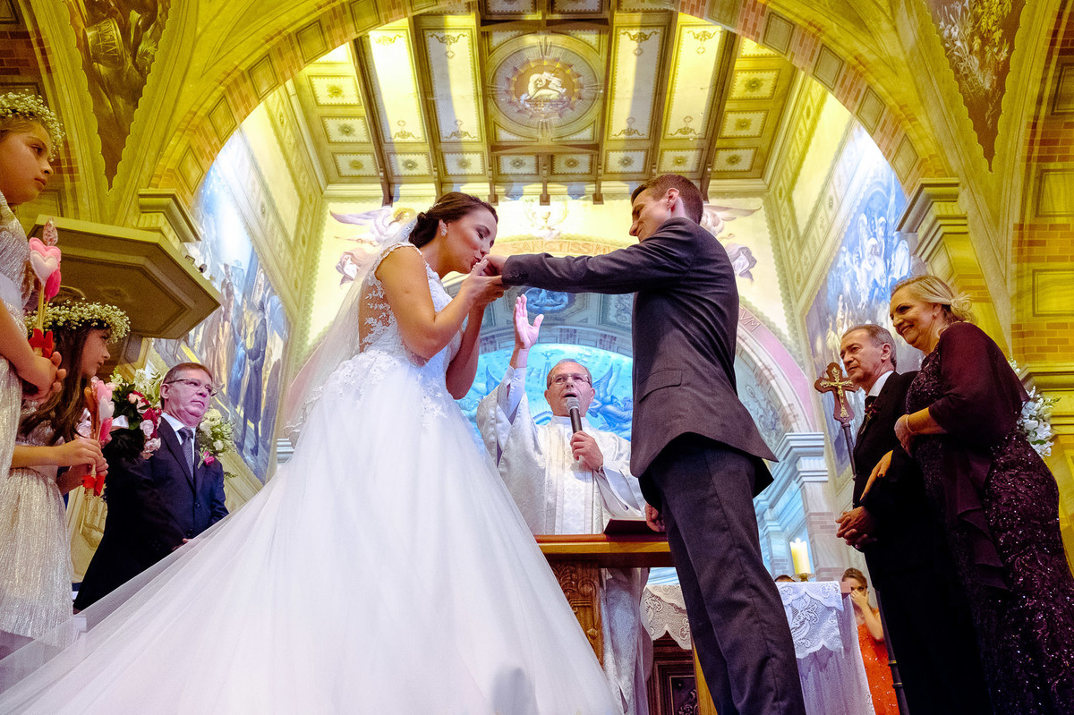 aliança de noivadoCasamento da Dolores e do Cleber, pelo fotógrafo de casamentos Vinícius Vogel, fotógrafo em Porto Alegre, Região Metropolitana e Serra Gaúcha.