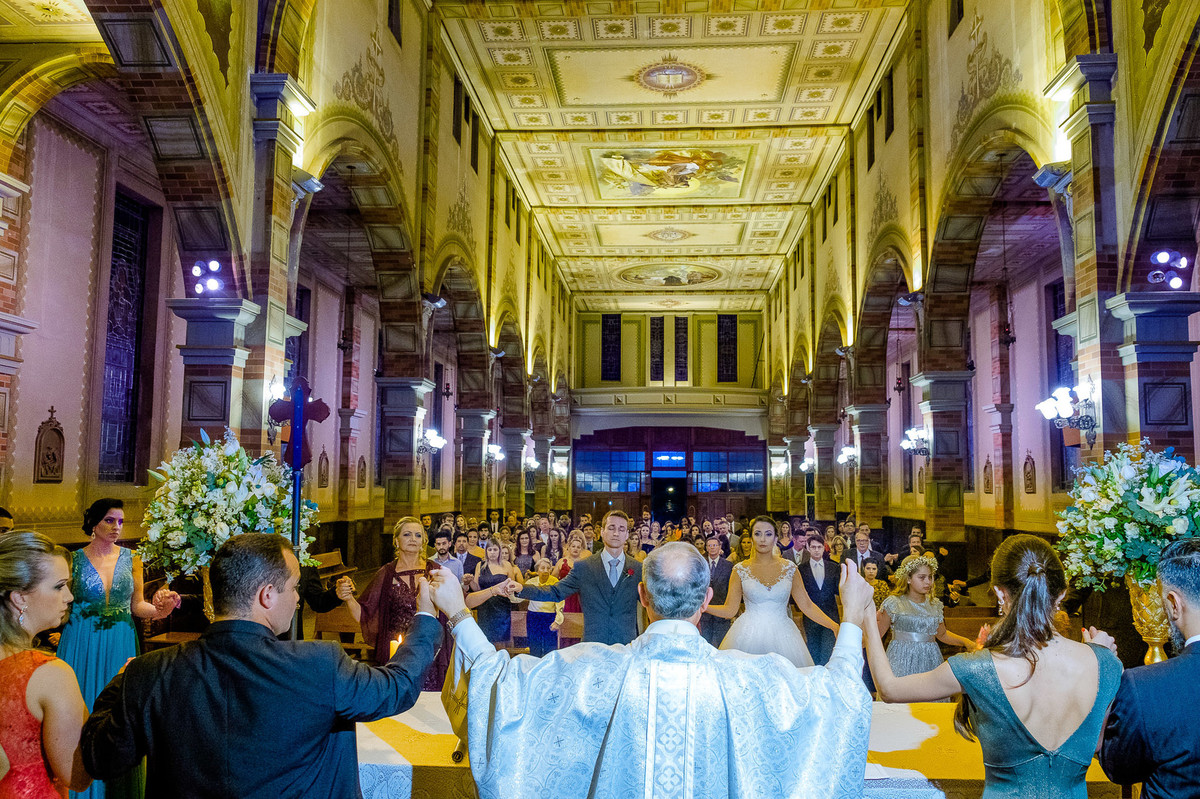 bênção do padre, Casamento da Dolores e do Cleber, pelo fotógrafo de casamentos Vinícius Vogel, fotógrafo em Porto Alegre, Região Metropolitana e Serra Gaúcha.