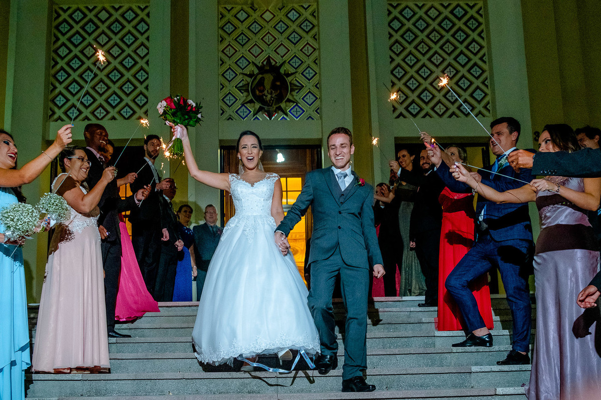 saída do casal, Casamento da Dolores e do Cleber, pelo fotógrafo de casamentos Vinícius Vogel, fotógrafo em Porto Alegre, Região Metropolitana e Serra Gaúcha.