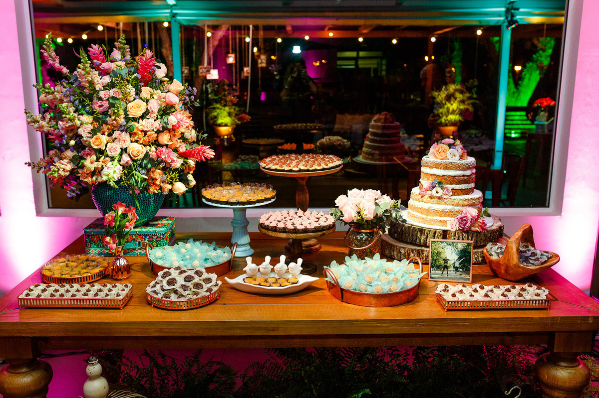 mesa de doces, Casamento da Dolores e do Cleber, pelo fotógrafo de casamentos Vinícius Vogel, fotógrafo em Porto Alegre, Região Metropolitana e Serra Gaúcha.