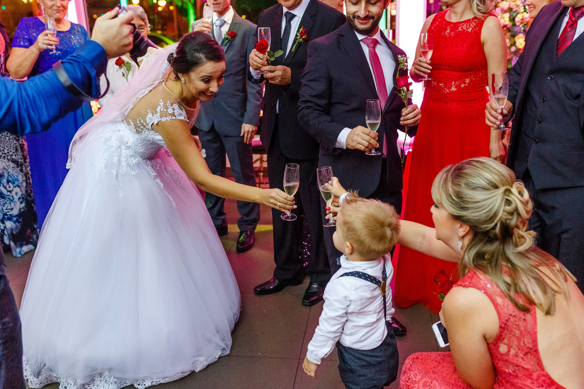 Brinde do casal, Casamento da Dolores e do Cleber, pelo fotógrafo de casamentos Vinícius Vogel, fotógrafo em Porto Alegre, Região Metropolitana e Serra Gaúcha.