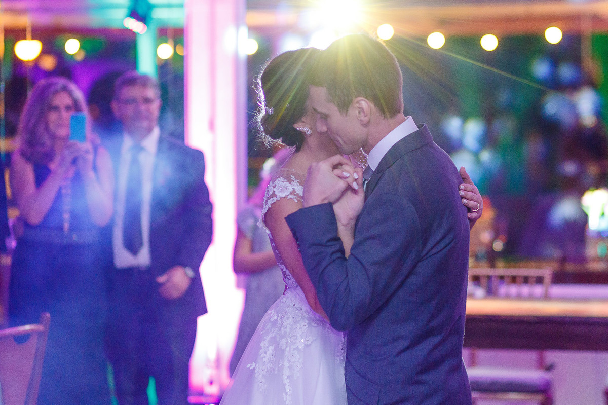 Dança do casal, valsa, Casamento da Dolores e do Cleber, pelo fotógrafo de casamentos Vinícius Vogel, fotógrafo em Porto Alegre, Região Metropolitana e Serra Gaúcha.