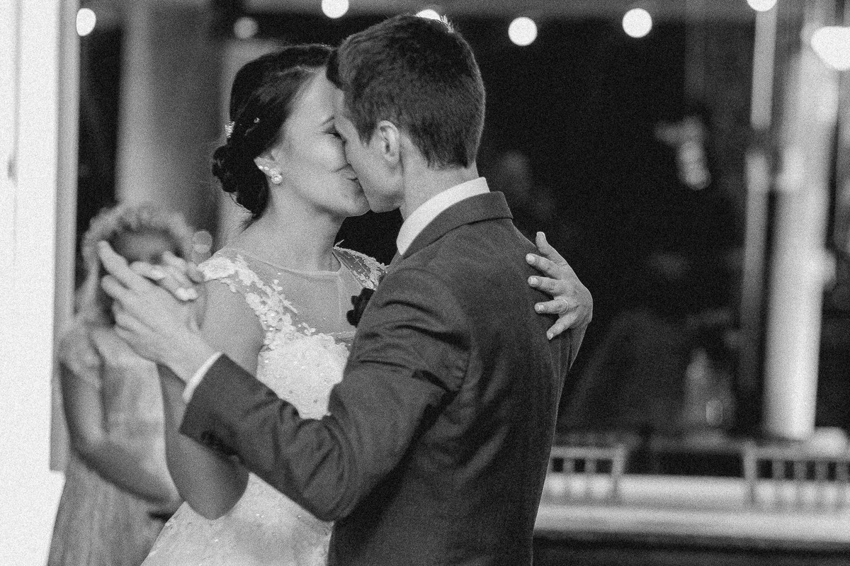 a emoção quando se beijam, Casamento da Dolores e do Cleber, pelo fotógrafo de casamentos Vinícius Vogel, fotógrafo em Porto Alegre, Região Metropolitana e Serra Gaúcha.
