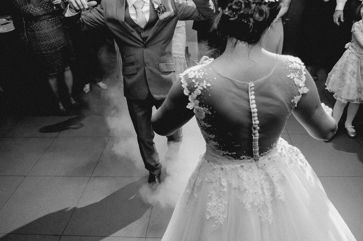 a melhor dança, saindo fumaça dos pés na pista, Casamento da Dolores e do Cleber, pelo fotógrafo de casamentos Vinícius Vogel, fotógrafo em Porto Alegre, Região Metropolitana e Serra Gaúcha.
