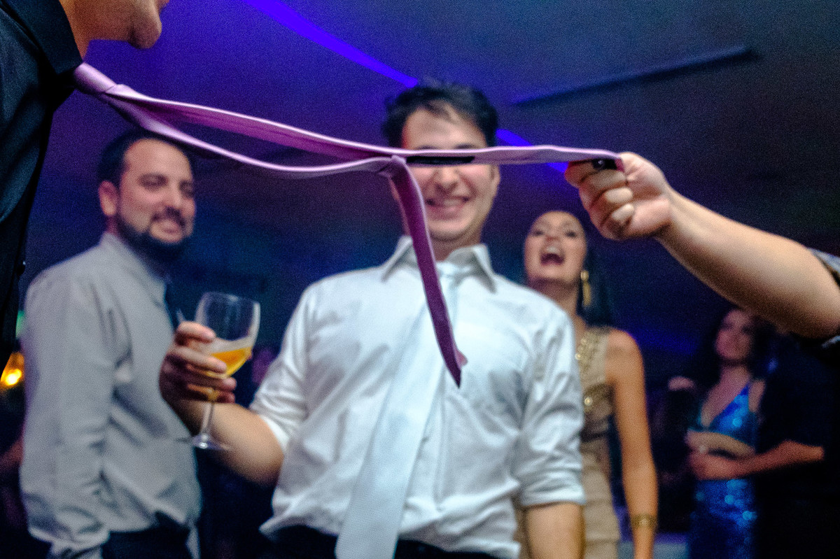 dança de passar embaixo da gravata, Casamento da Dolores e do Cleber, pelo fotógrafo de casamentos Vinícius Vogel, fotógrafo em Porto Alegre, Região Metropolitana e Serra Gaúcha.