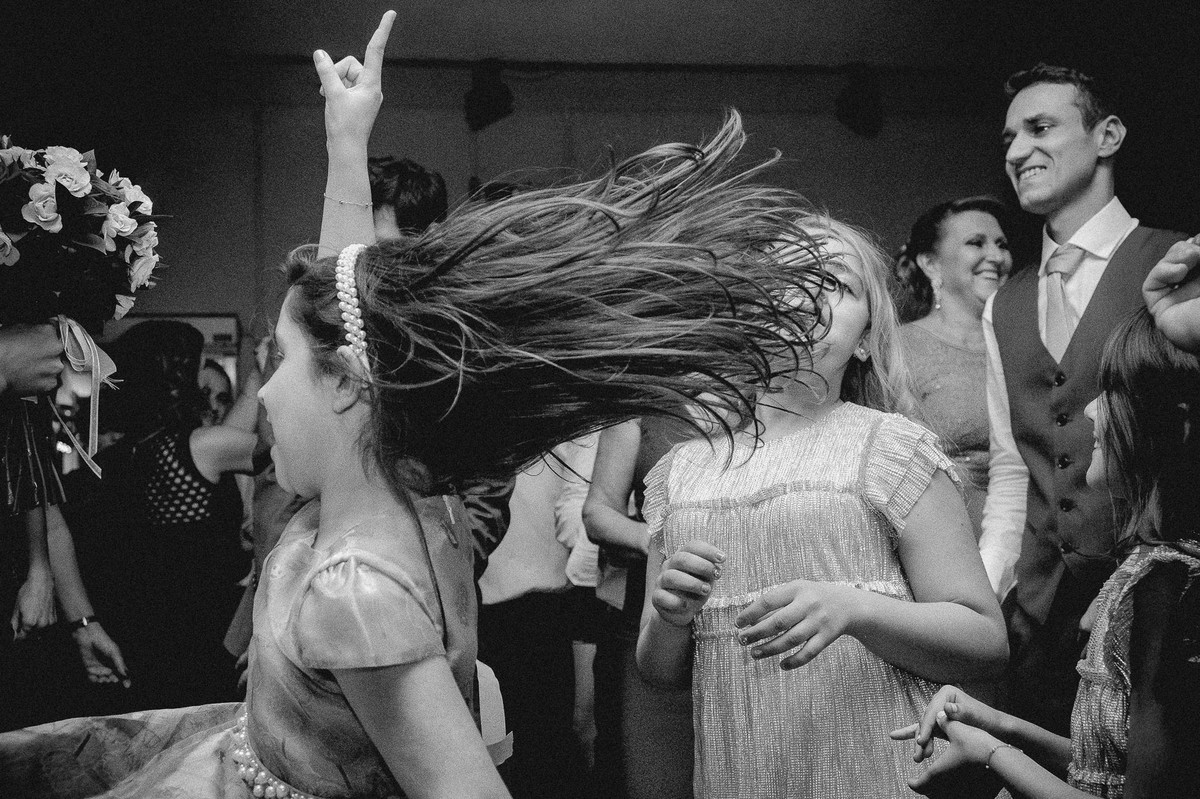 crianças dançando, Casamento da Dolores e do Cleber, pelo fotógrafo de casamentos Vinícius Vogel, fotógrafo em Porto Alegre, Região Metropolitana e Serra Gaúcha.