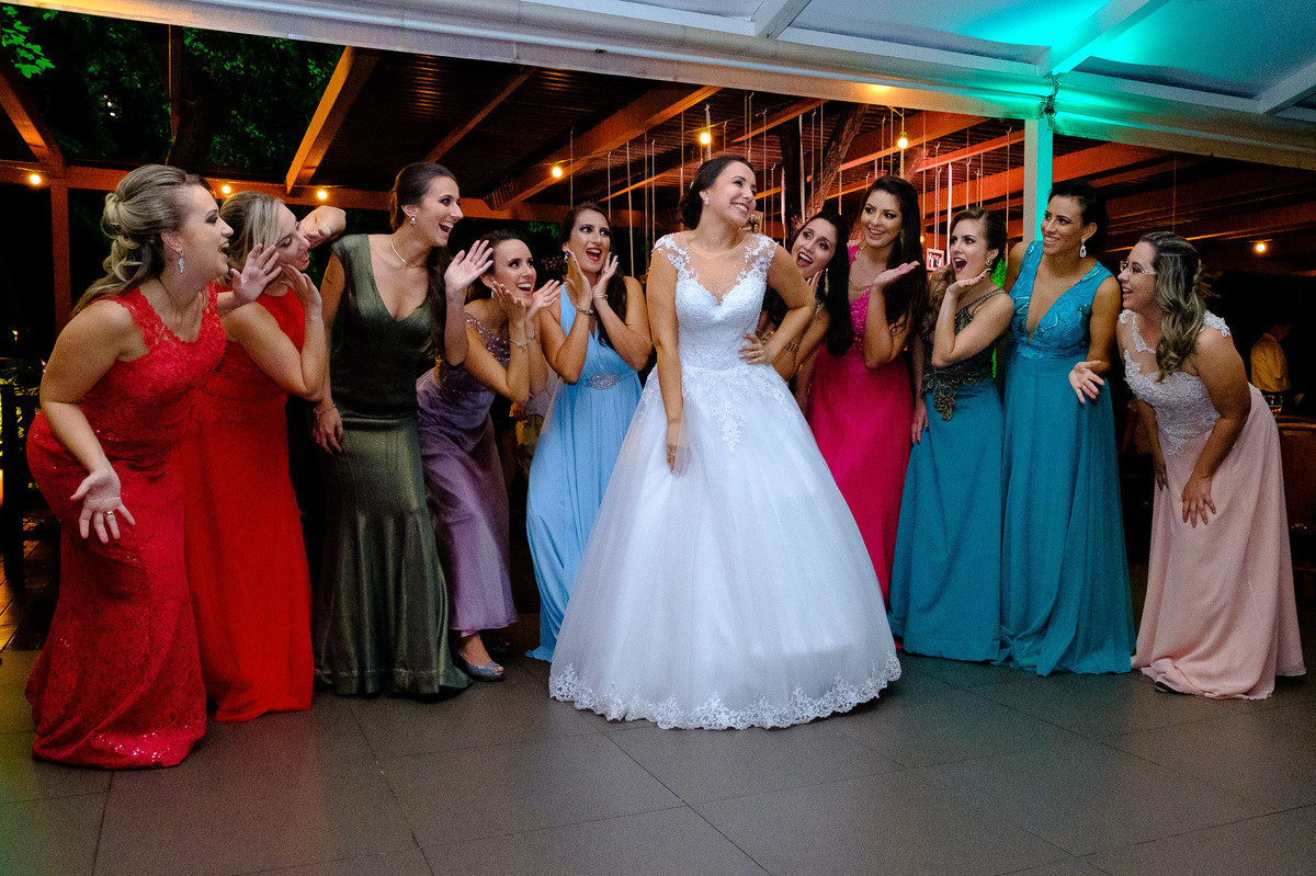 madrinhas com a noiva, Casamento da Dolores e do Cleber, pelo fotógrafo de casamentos Vinícius Vogel, fotógrafo em Porto Alegre, Região Metropolitana e Serra Gaúcha.