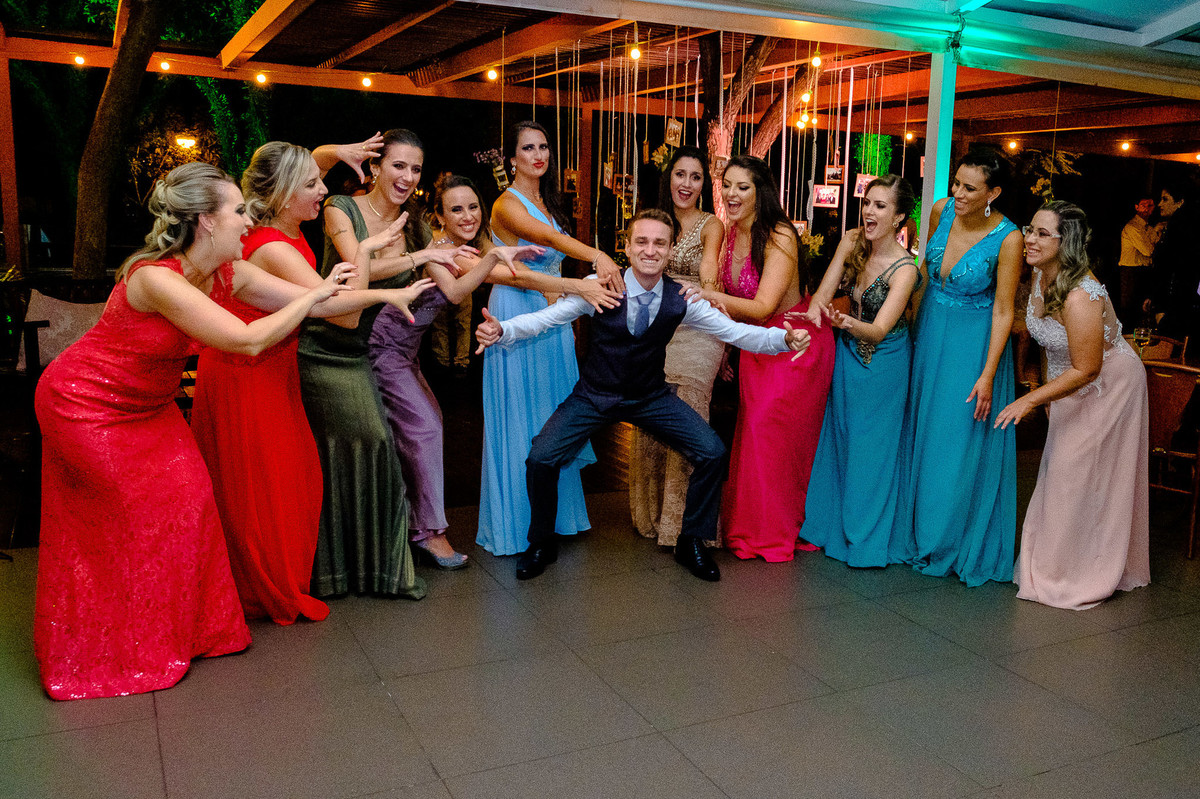 madrinhas com o noivo, Casamento da Dolores e do Cleber, pelo fotógrafo de casamentos Vinícius Vogel, fotógrafo em Porto Alegre, Região Metropolitana e Serra Gaúcha.