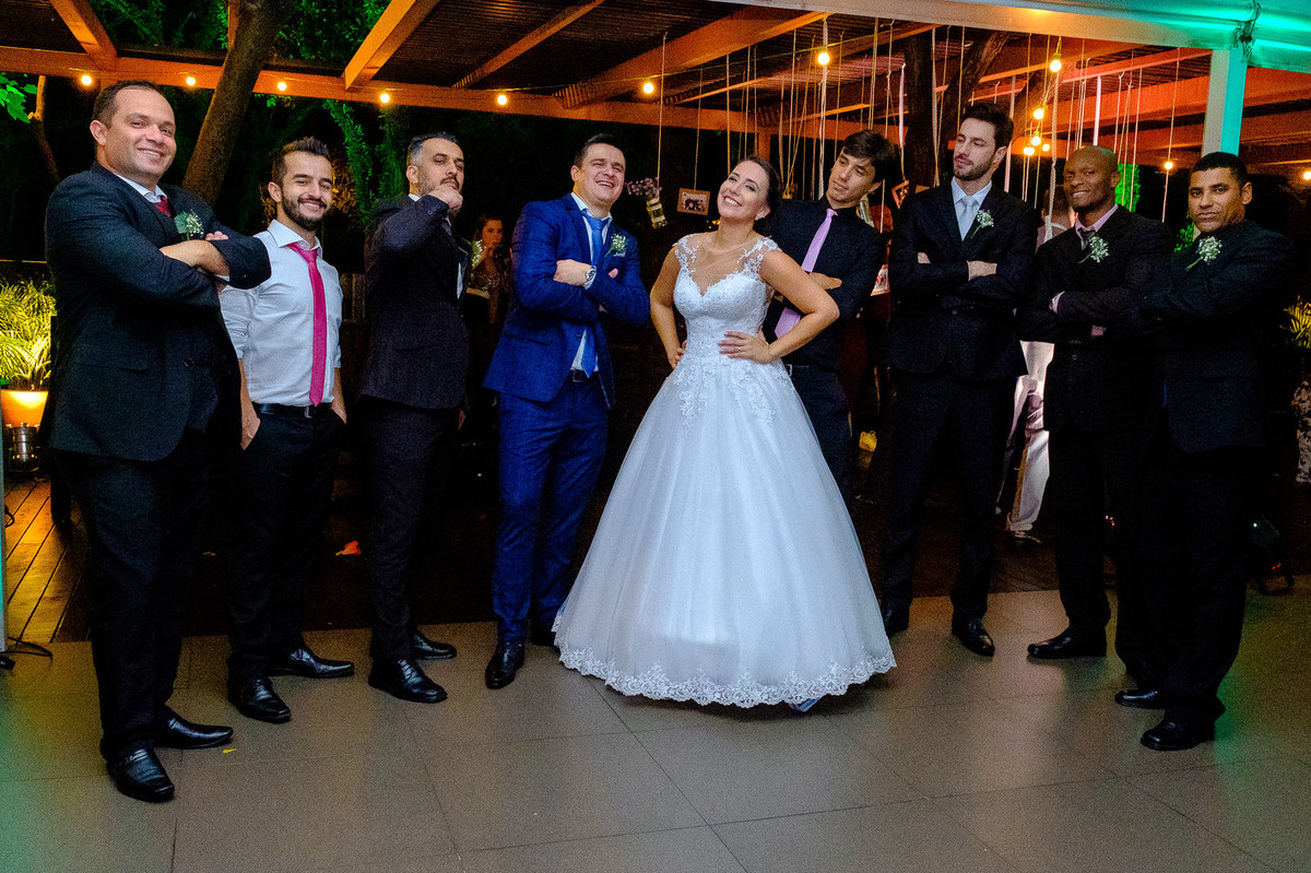 padrinhos com a noiva, Casamento da Dolores e do Cleber, pelo fotógrafo de casamentos Vinícius Vogel, fotógrafo em Porto Alegre, Região Metropolitana e Serra Gaúcha.