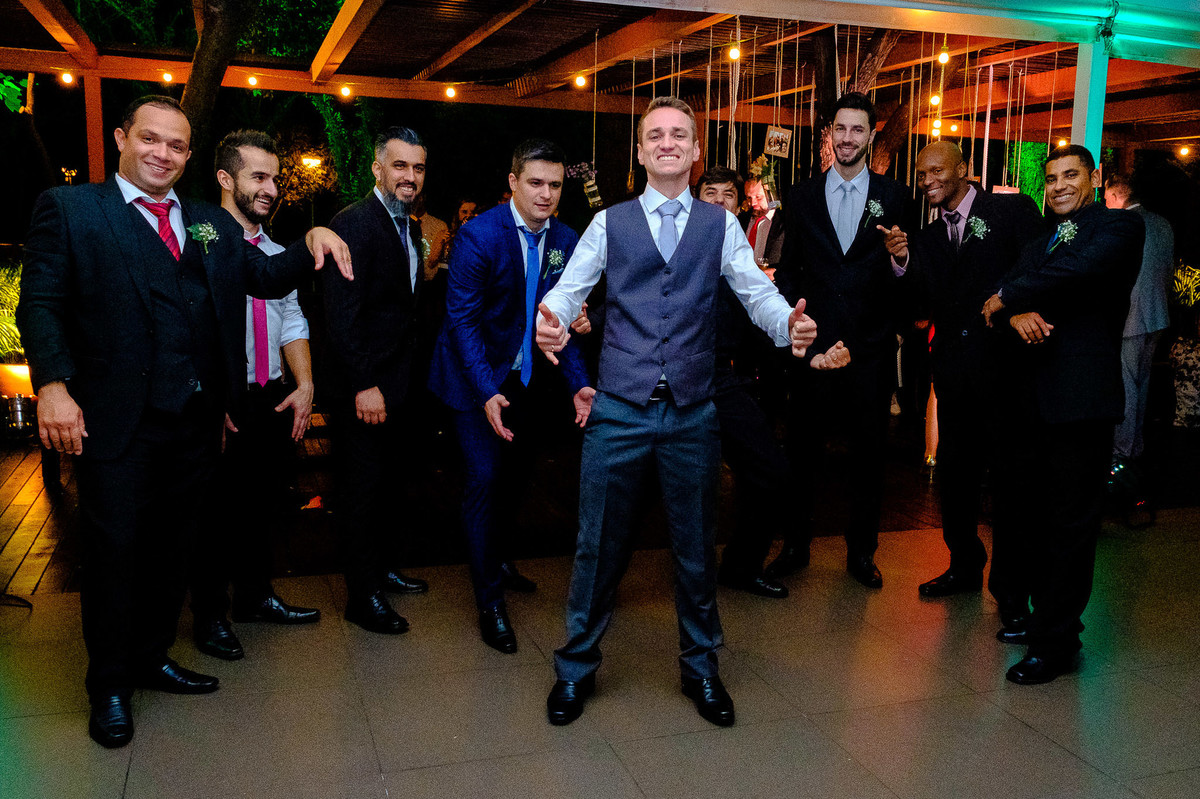 padrinhos com o noivo, Casamento da Dolores e do Cleber, pelo fotógrafo de casamentos Vinícius Vogel, fotógrafo em Porto Alegre, Região Metropolitana e Serra Gaúcha.