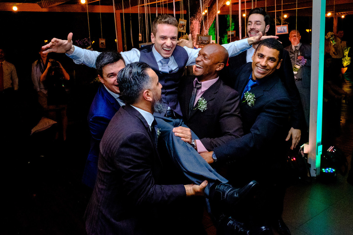 padrinhos com o noivo, Casamento da Dolores e do Cleber, pelo fotógrafo de casamentos Vinícius Vogel, fotógrafo em Porto Alegre, Região Metropolitana e Serra Gaúcha.