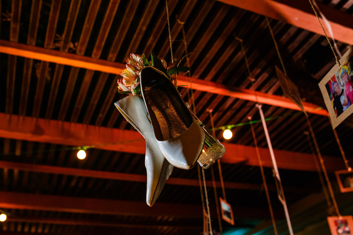 sapatos da noiva, Casamento da Dolores e do Cleber, pelo fotógrafo de casamentos Vinícius Vogel, fotógrafo em Porto Alegre, Região Metropolitana e Serra Gaúcha.