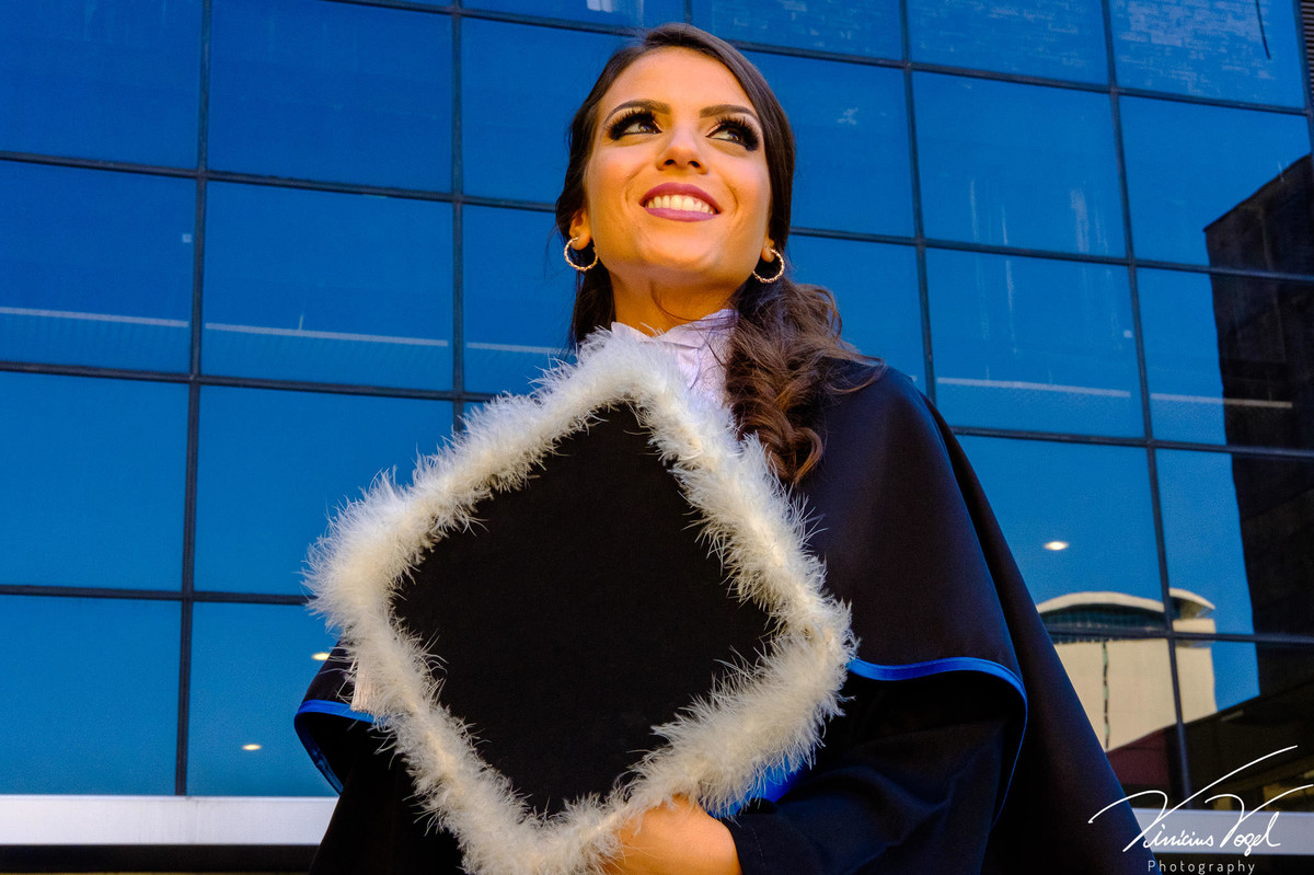 Sessão de fotos da Mariana Dillenburg, com a beca, antes da formatura de Psicologia na PUC, por Vinícius Vogel fotógrafo de Porto Alegre, Região Metropolitana e Serra Gaúcha