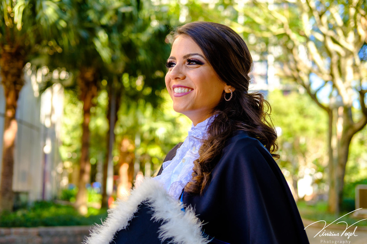 Sessão de fotos da Mariana Dillenburg, com a beca, antes da formatura de Psicologia na PUC, por Vinícius Vogel fotógrafo de Porto Alegre, Região Metropolitana e Serra Gaúcha
