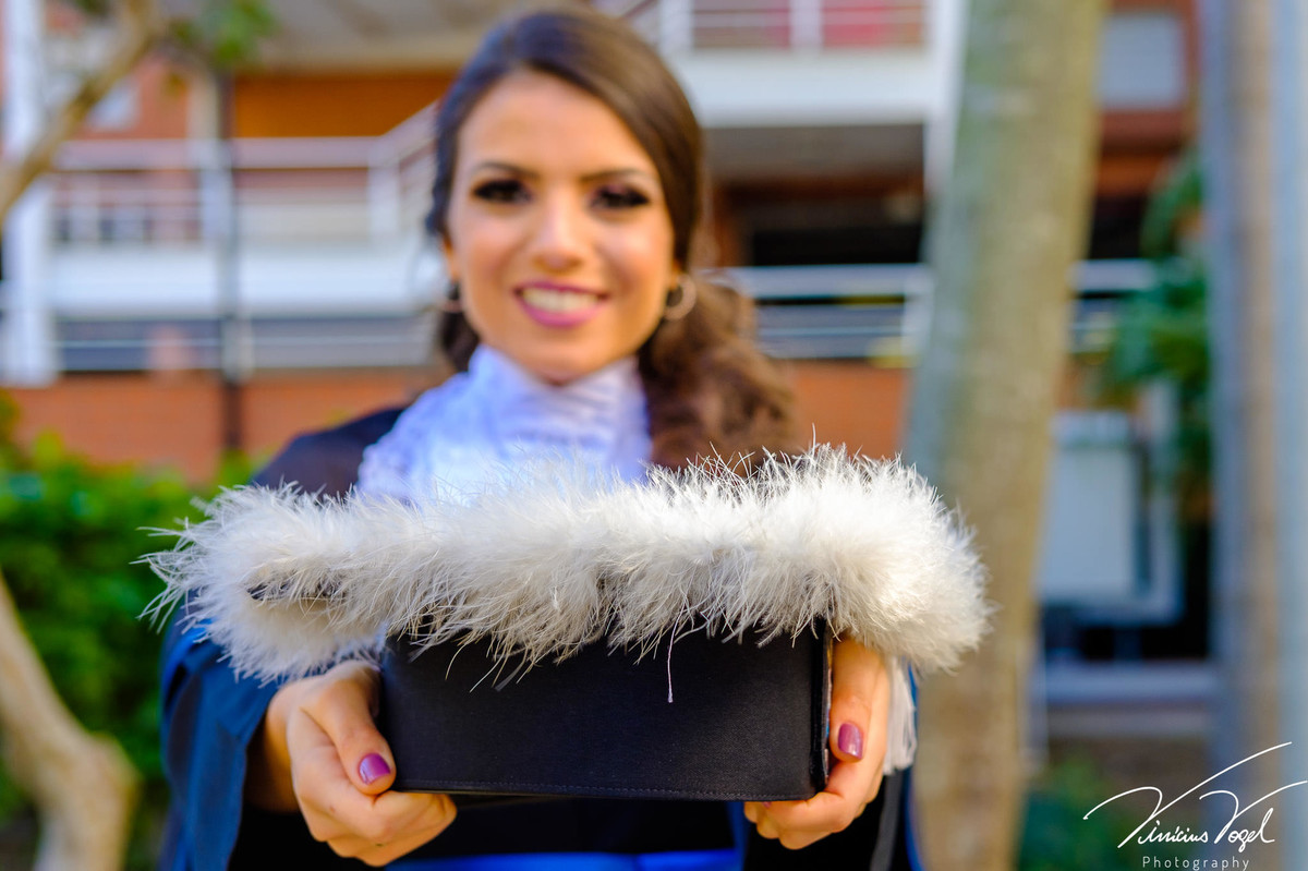 Sessão de fotos da Mariana Dillenburg, com a beca, antes da formatura de Psicologia na PUC, por Vinícius Vogel fotógrafo de Porto Alegre, Região Metropolitana e Serra Gaúcha
