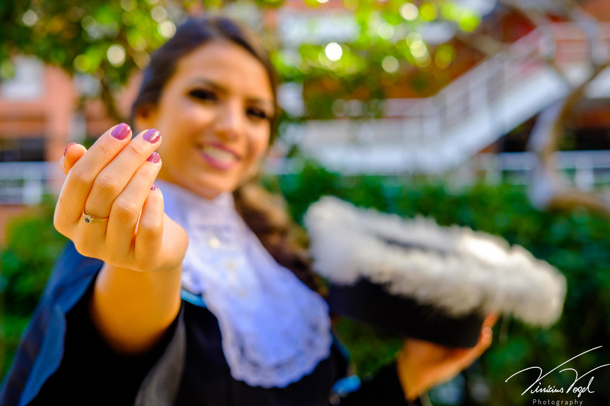 Sessão de fotos da Mariana Dillenburg, com a beca, antes da formatura de Psicologia na PUC, por Vinícius Vogel fotógrafo de Porto Alegre, Região Metropolitana e Serra Gaúcha