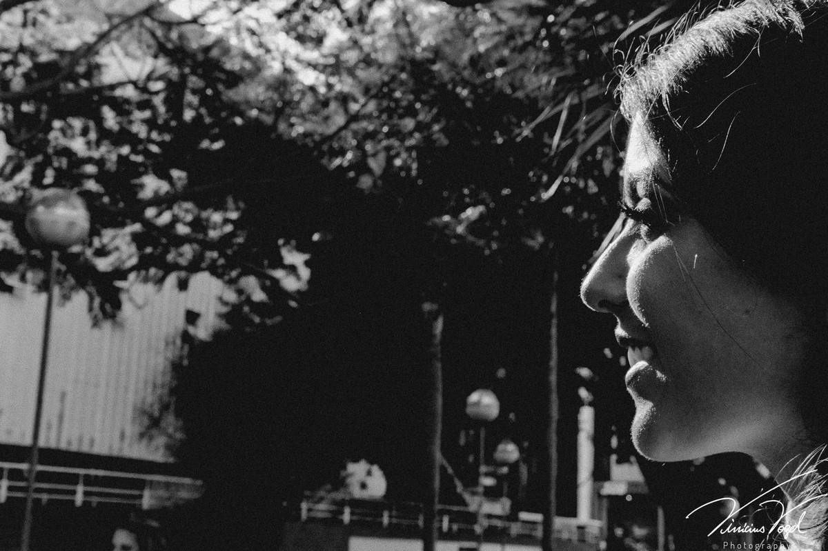 Sessão de fotos da Mariana Dillenburg, com a beca, antes da formatura de Psicologia na PUC, por Vinícius Vogel fotógrafo de Porto Alegre, Região Metropolitana e Serra Gaúcha