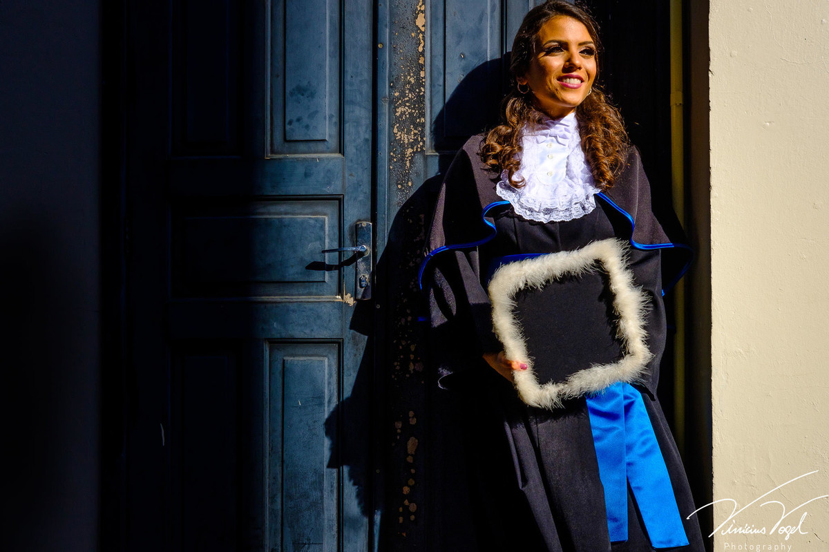 Sessão de fotos da Mariana Dillenburg, com a beca, antes da formatura de Psicologia na PUC, por Vinícius Vogel fotógrafo de Porto Alegre, Região Metropolitana e Serra Gaúcha