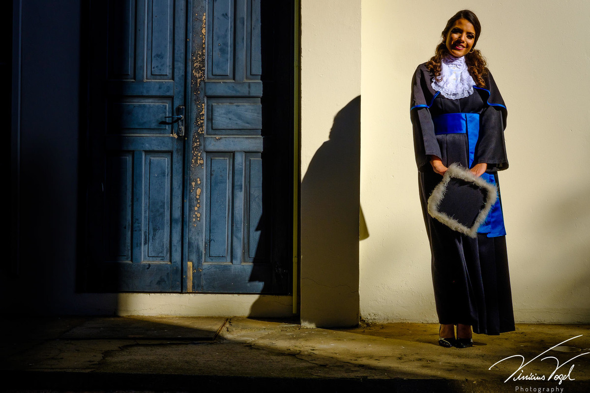 Sessão de fotos da Mariana Dillenburg, com a beca, antes da formatura de Psicologia na PUC, por Vinícius Vogel fotógrafo de Porto Alegre, Região Metropolitana e Serra Gaúcha