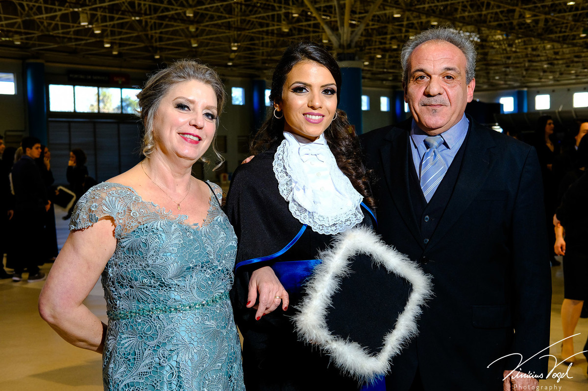 Sessão de fotos da Mariana Dillenburg, com a beca, antes da formatura de Psicologia na PUC, por Vinícius Vogel fotógrafo de Porto Alegre, Região Metropolitana e Serra Gaúcha