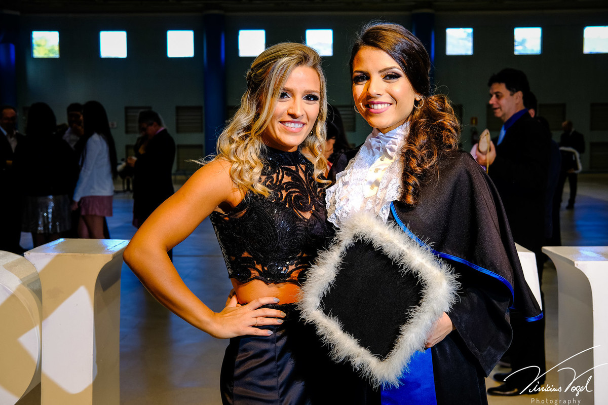 Sessão de fotos da Mariana Dillenburg, com a beca, antes da formatura de Psicologia na PUC, por Vinícius Vogel fotógrafo de Porto Alegre, Região Metropolitana e Serra Gaúcha
