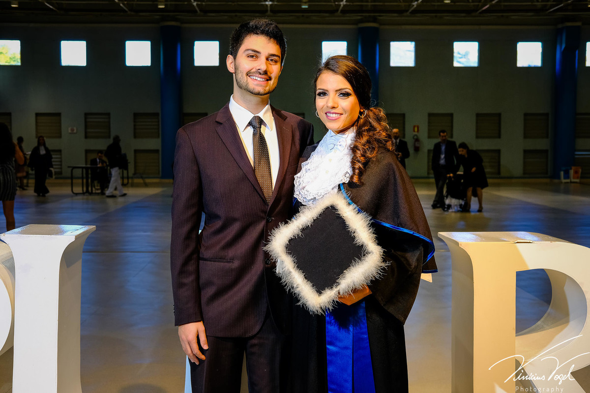 Sessão de fotos da Mariana Dillenburg, com a beca, antes da formatura de Psicologia na PUC, por Vinícius Vogel fotógrafo de Porto Alegre, Região Metropolitana e Serra Gaúcha
