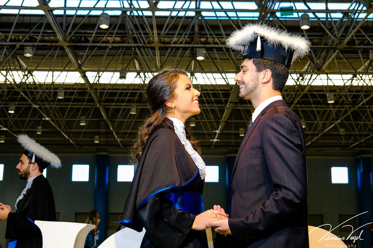 Sessão de fotos da Mariana Dillenburg, com a beca, antes da formatura de Psicologia na PUC, por Vinícius Vogel fotógrafo de Porto Alegre, Região Metropolitana e Serra Gaúcha
