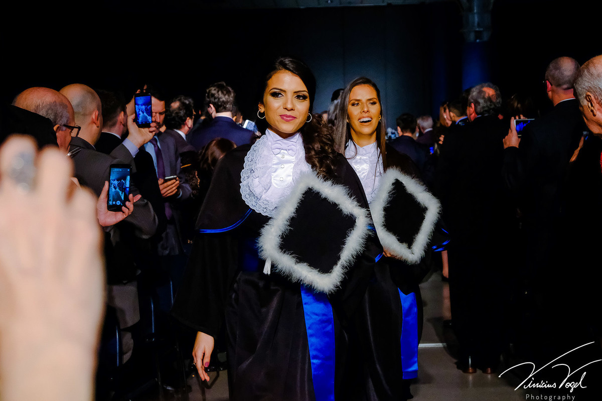 Entrada da Mariana Dillenburg, na formatura de Psicologia na PUC, por Vinícius Vogel fotógrafo de Porto Alegre, Região Metropolitana e Serra Gaúcha
