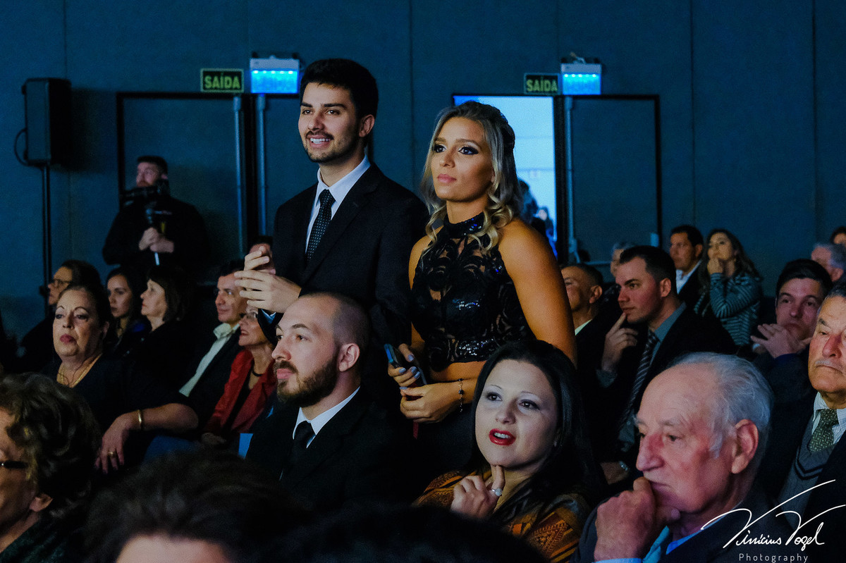 Família emocionada na formatura de Psicologia na PUC, por Vinícius Vogel fotógrafo de Porto Alegre, Região Metropolitana e Serra Gaúcha