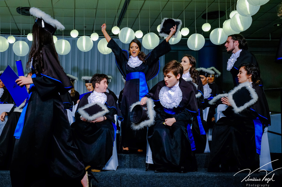 Mariana comemorando na formatura de Psicologia na PUC, por Vinícius Vogel fotógrafo de Porto Alegre, Região Metropolitana e Serra Gaúcha