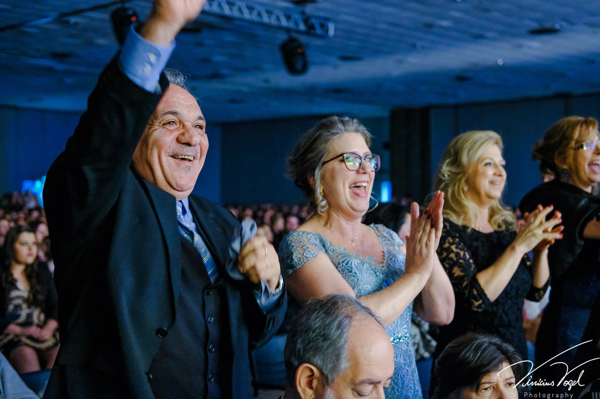 Família emocionada na formatura de Psicologia na PUC, por Vinícius Vogel fotógrafo de Porto Alegre, Região Metropolitana e Serra Gaúcha