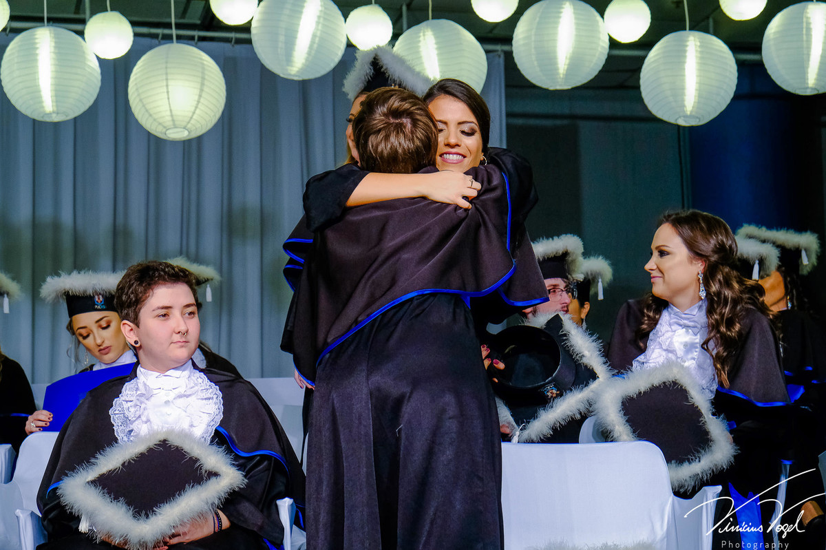 Mariana na formatura de Psicologia na PUC, por Vinícius Vogel fotógrafo de Porto Alegre, Região Metropolitana e Serra Gaúcha