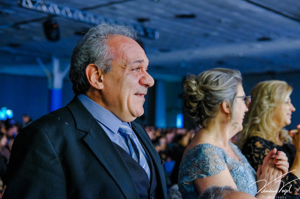 Pai emocionado da Mariana na formatura de Psicologia na PUC, por Vinícius Vogel fotógrafo de Porto Alegre, Região Metropolitana e Serra Gaúcha