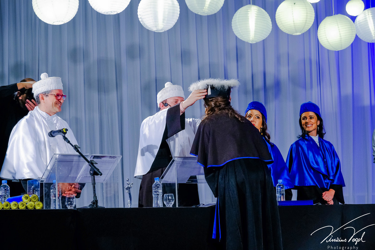 Mariana recebendo o grau, no momento do barrete, na formatura de Psicologia na PUC, por Vinícius Vogel fotógrafo de Porto Alegre, Região Metropolitana e Serra Gaúcha