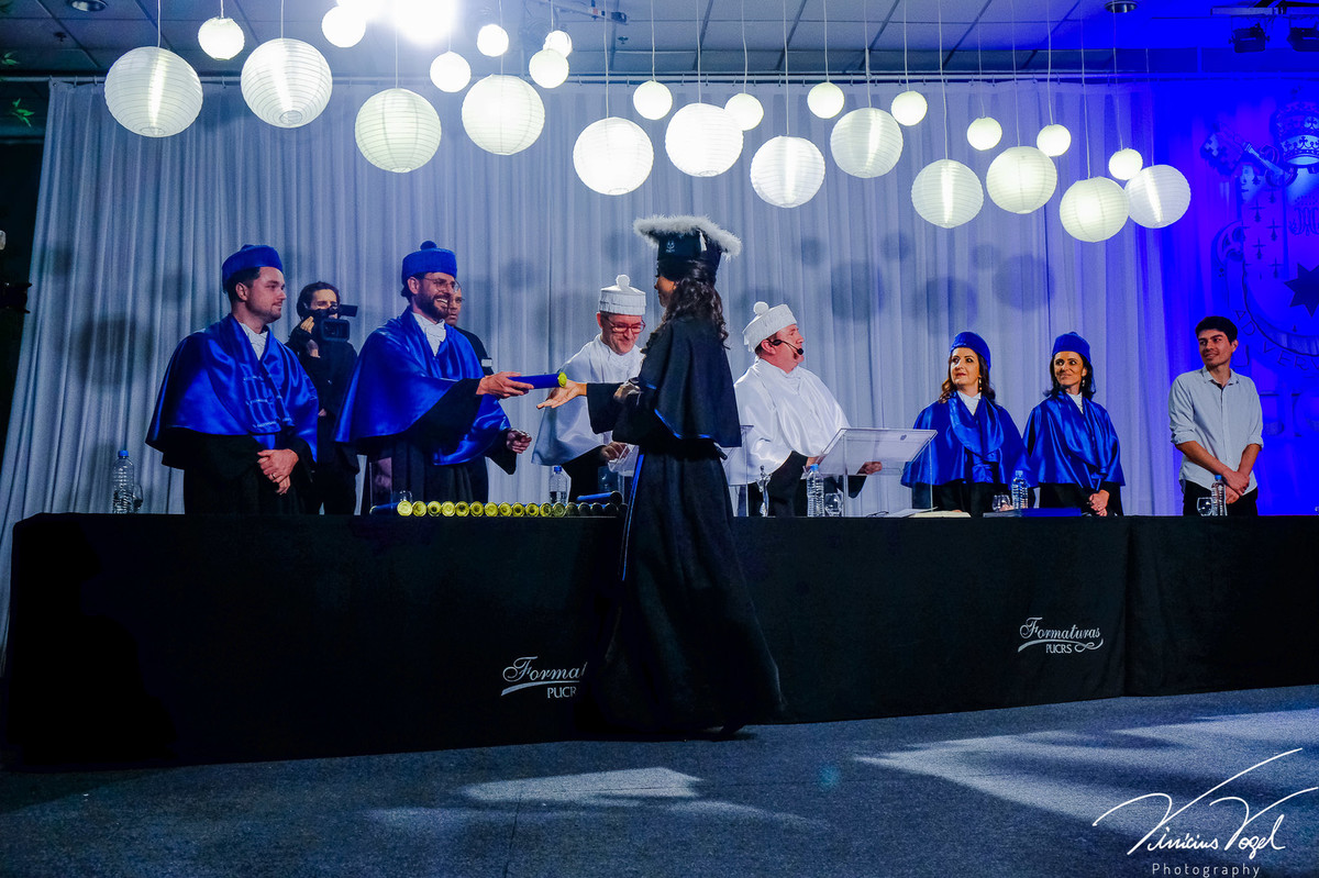 Mariana recebendo o canudo na formatura de Psicologia na PUC, por Vinícius Vogel fotógrafo de Porto Alegre, Região Metropolitana e Serra Gaúcha