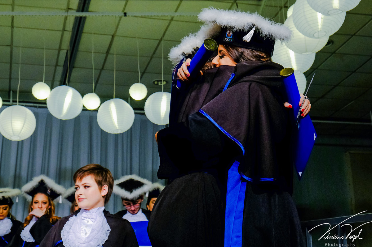 Mariana na formatura de Psicologia na PUC, por Vinícius Vogel fotógrafo de Porto Alegre, Região Metropolitana e Serra Gaúcha