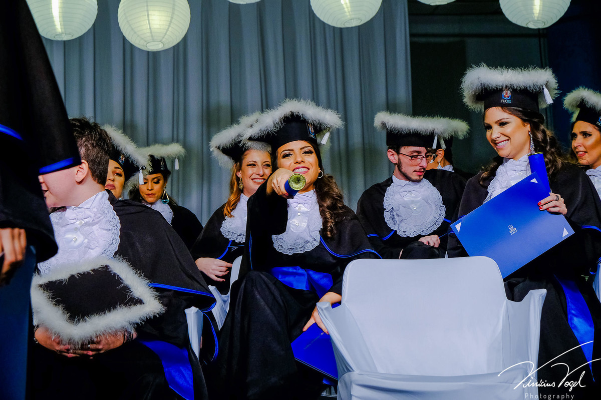 Mariana na formatura de Psicologia na PUC, por Vinícius Vogel fotógrafo de Porto Alegre, Região Metropolitana e Serra Gaúcha